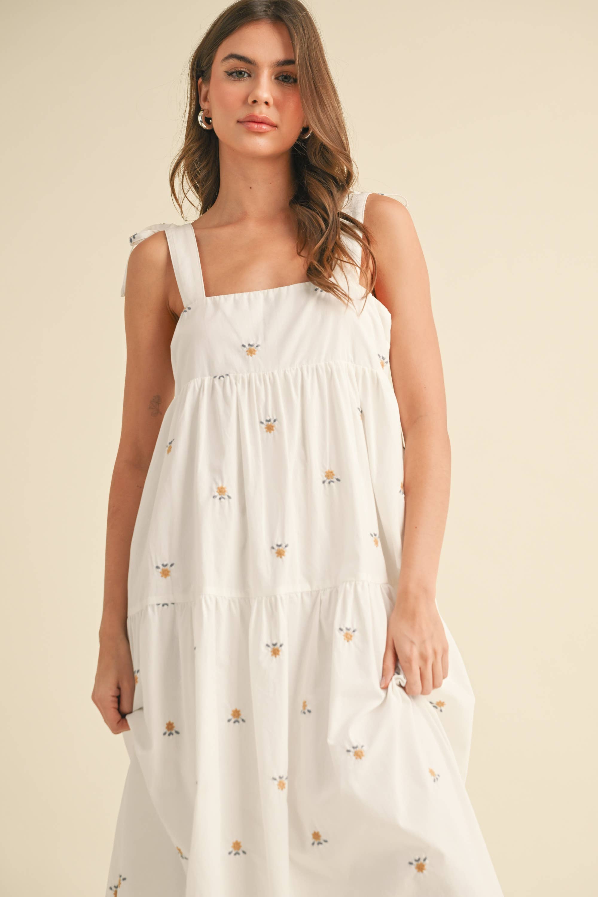 FLORAL EMBROIDERD SQUARE NECKLINE SLEEVELSS MIDI: White