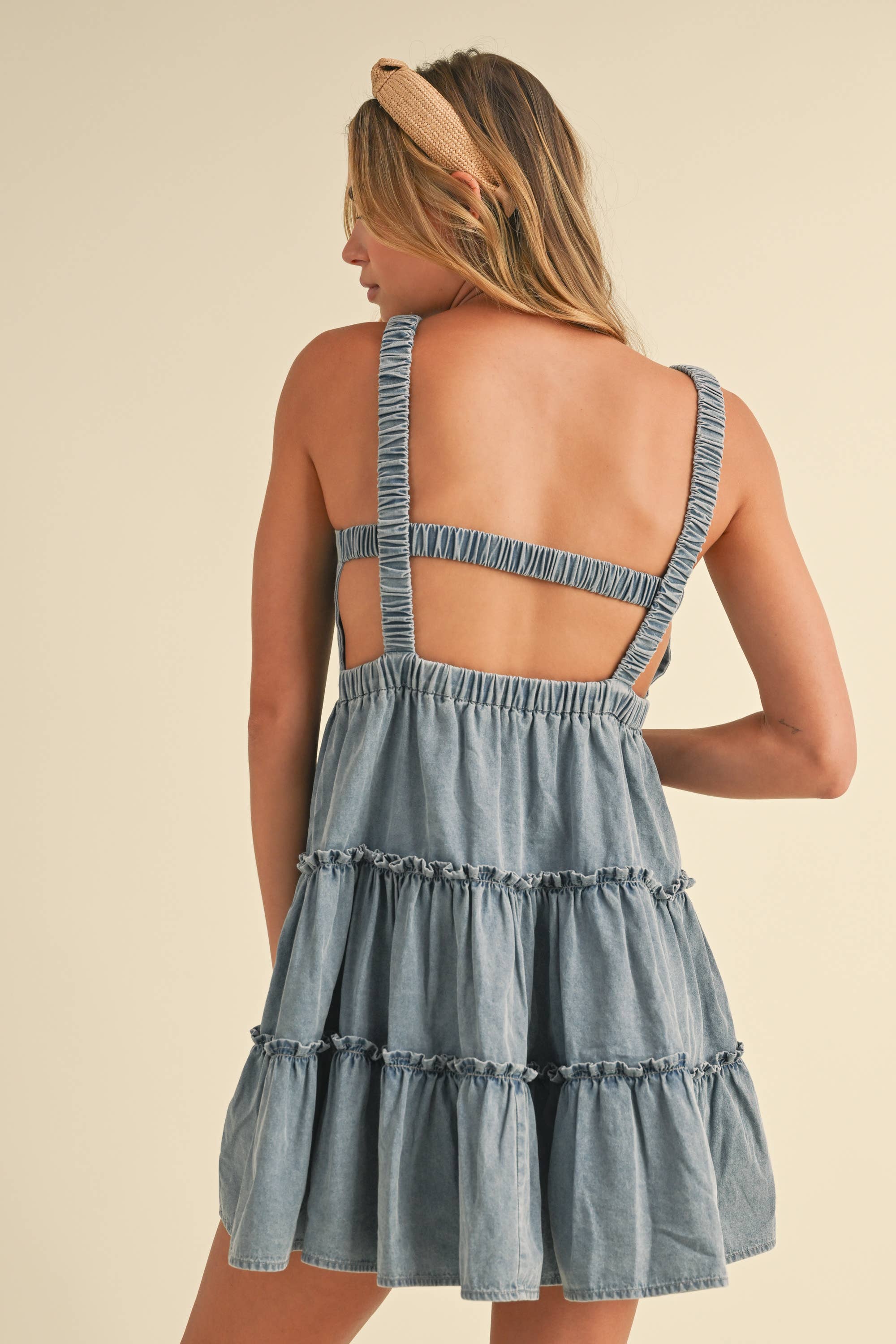 TIERED FLARED DENIM MINI DRESS WITH ELASTIC STRAPS: DENIM / S