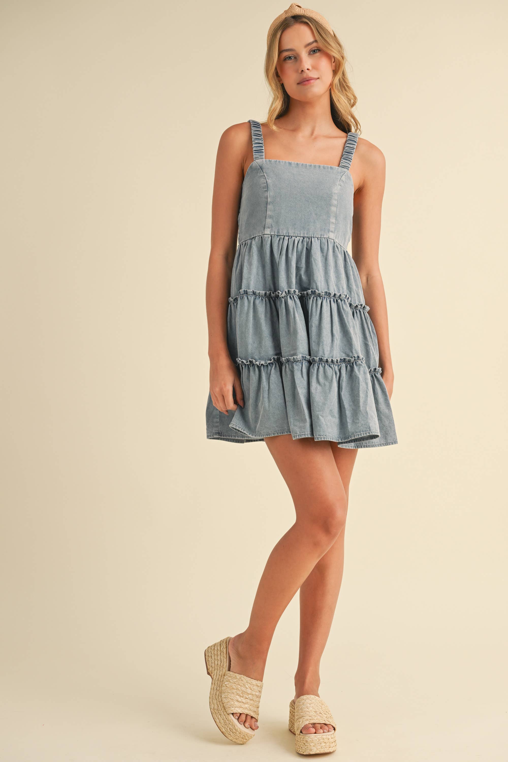 TIERED FLARED DENIM MINI DRESS WITH ELASTIC STRAPS: DENIM / S